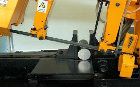 江永数控带锯床自动送料精度会出现偏差吗？